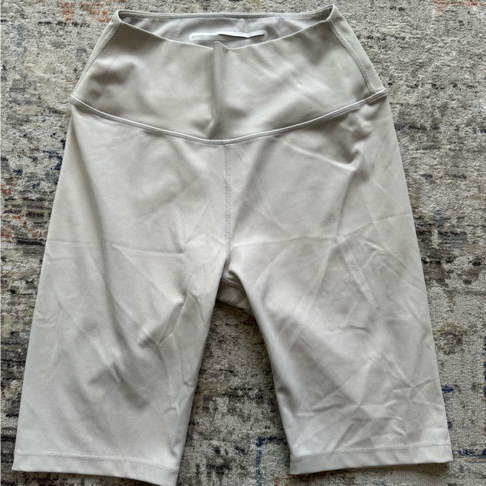 Barry’s Bootcamp beige bike/fitness shorts Size L